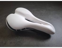 Új fehér trekking nyereg