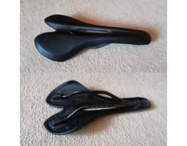 Új karbon nyereg (3K carbon). 139gr., 145x275mm. 