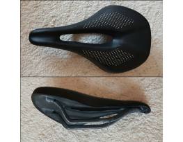 Ăj karbon nyereg shortfit, kĂ©nyelmes pĂĄrnĂĄzatĂș, ovĂĄl pĂĄlcĂĄs.