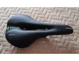 Új kerékpár nyereg, puha párnázatú, 150x275mm.