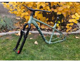 Új Kona Cinder Cone, Fox 34 AWL 120 villa ,Raceface Cockpit