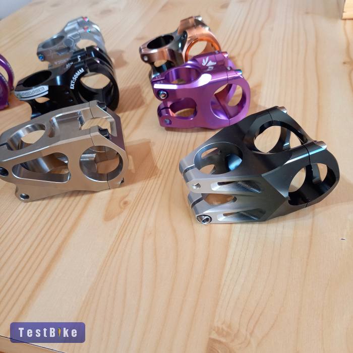 Új kormányok és kiegészítők.