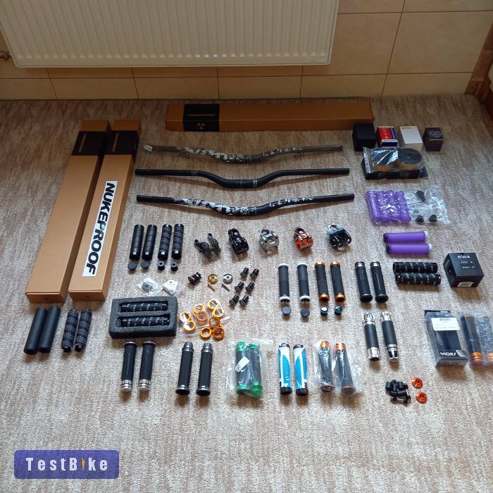 Új kormányok és kiegészítők.