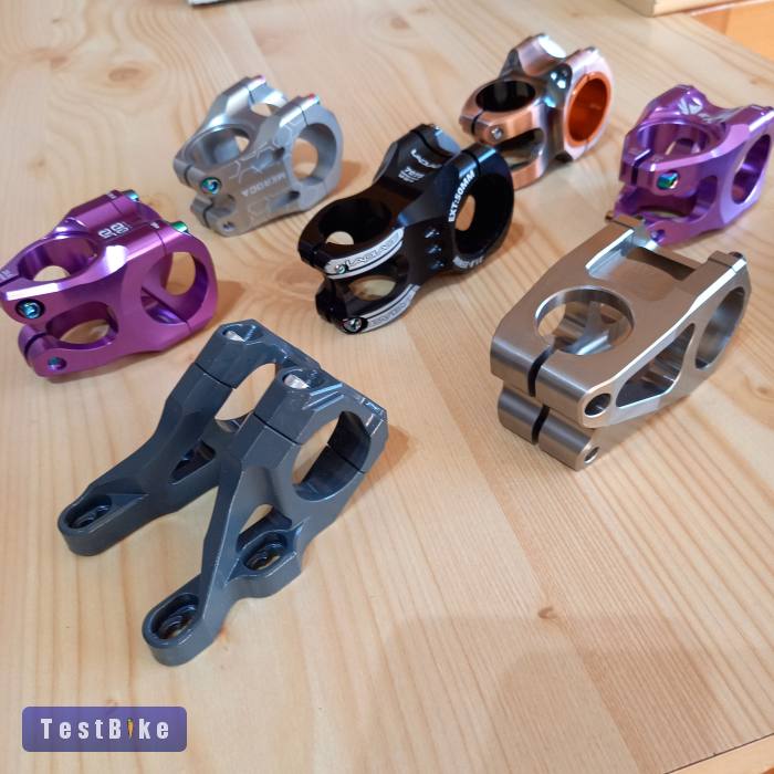 Új kormányok és kiegészítők.