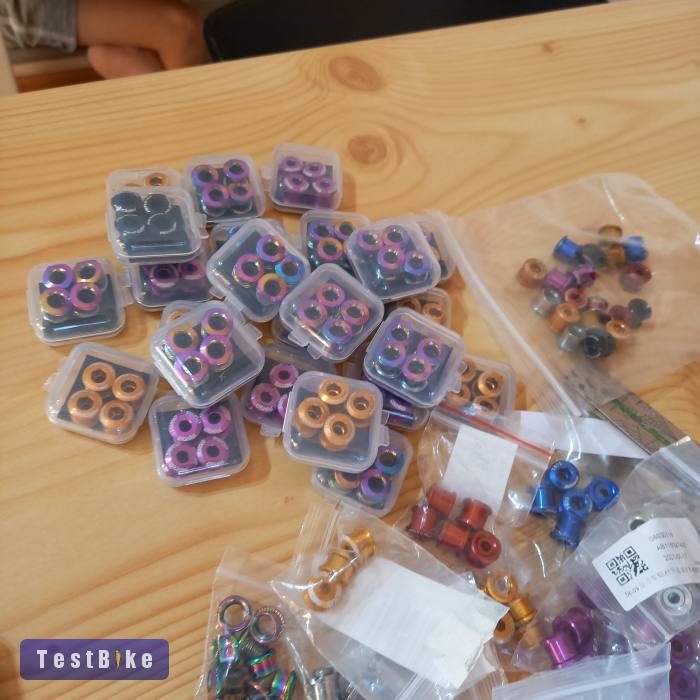 Új lánctányérok és csavarok