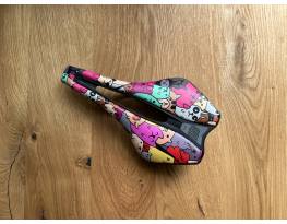 Új macsekos design nyereg