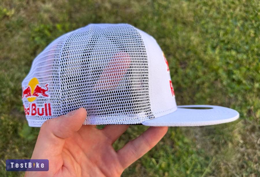 Új Red Bull fehér/fehér hálós sapka, snapback 