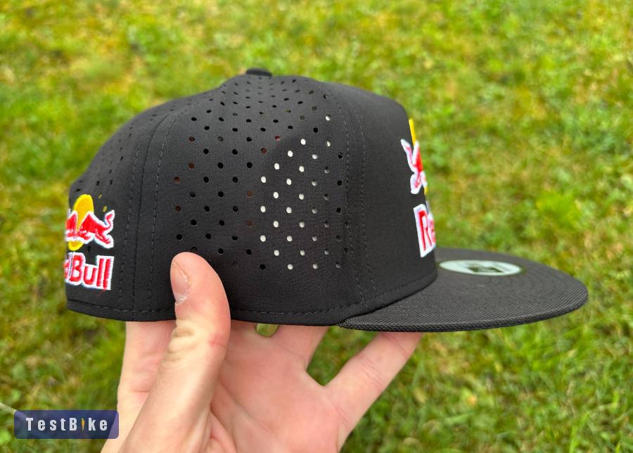 Új Red Bull fekete perforált hálós sapka, snapback