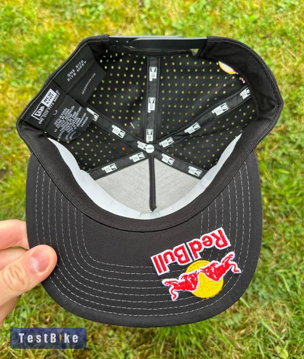 Új Red Bull fekete perforált hálós sapka, snapback