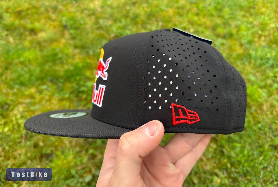 Új Red Bull fekete perforált hálós sapka, snapback