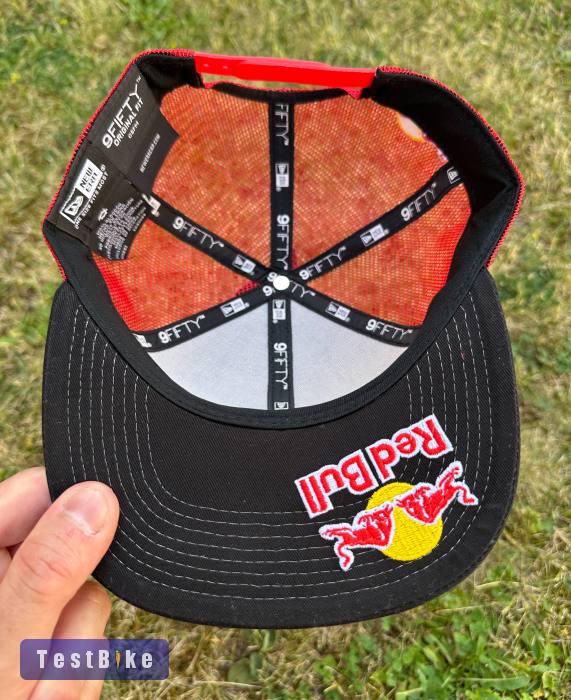 Új Red Bull fekete/piros/fehér hálós sapka, snapback