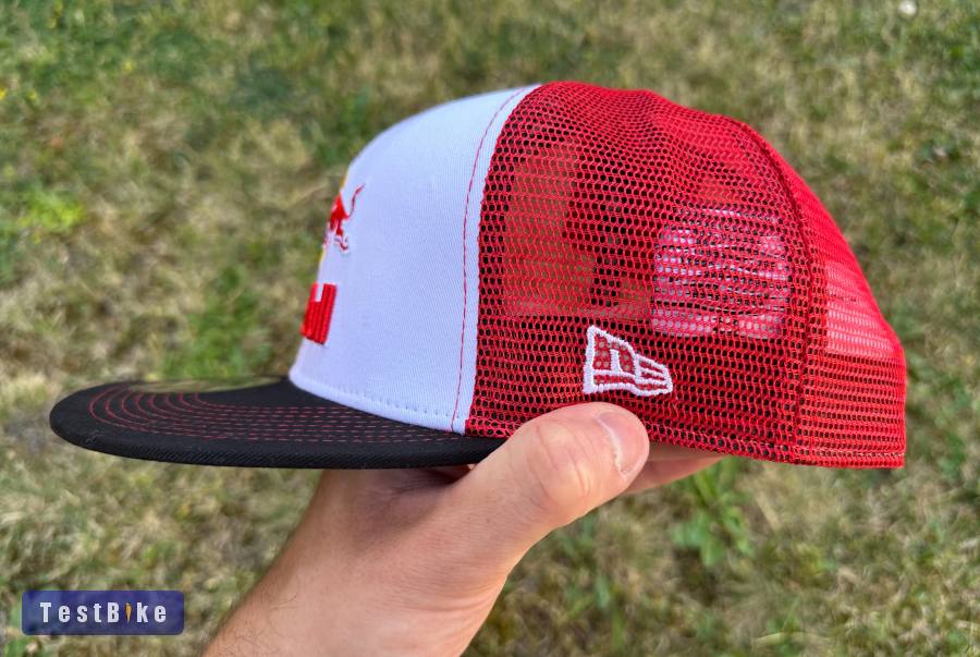 Új Red Bull fekete/piros/fehér hálós sapka, snapback