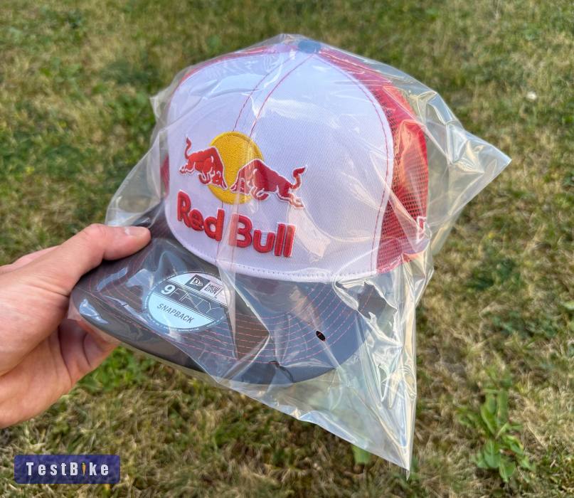 Új Red Bull fekete/piros/fehér hálós sapka, snapback