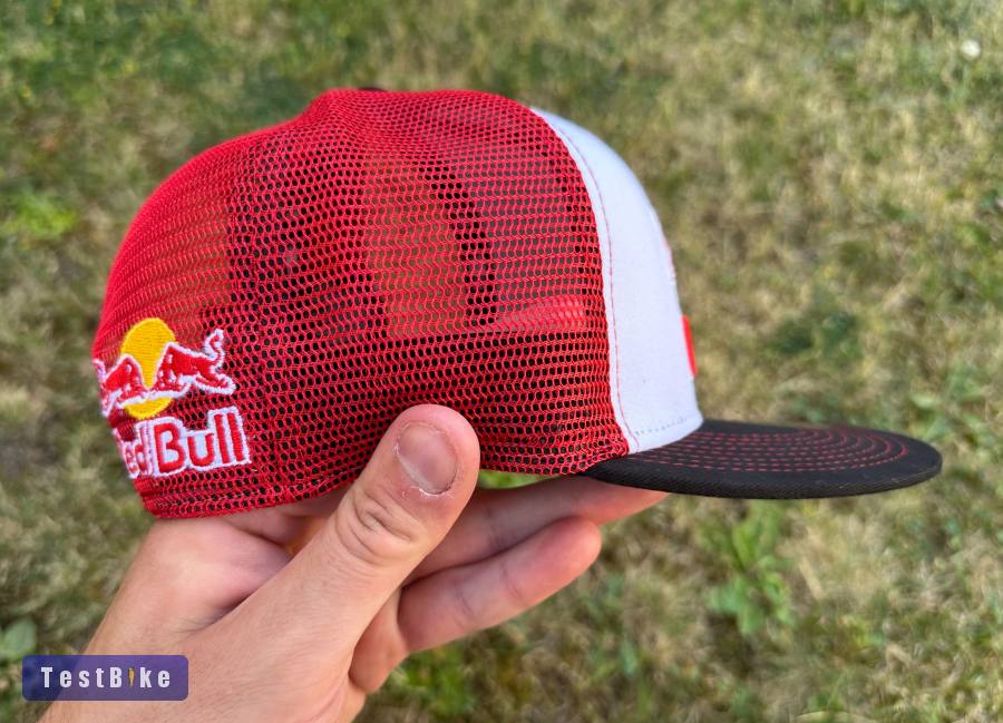 Új Red Bull fekete/piros/fehér hálós sapka, snapback