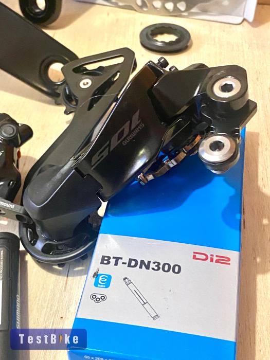 Új Shimano 105 ös 12s Di2 szett eladó sorban. 