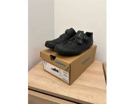 Új Shimano RC703 országúti kerékpáros cipő.