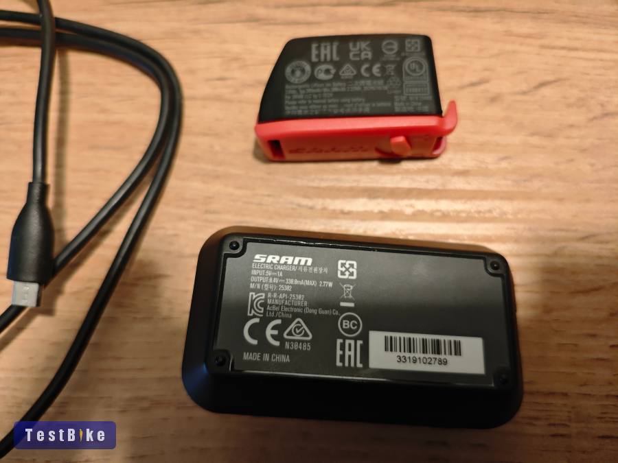 Új Sram AXS akkumulátor és töltő 