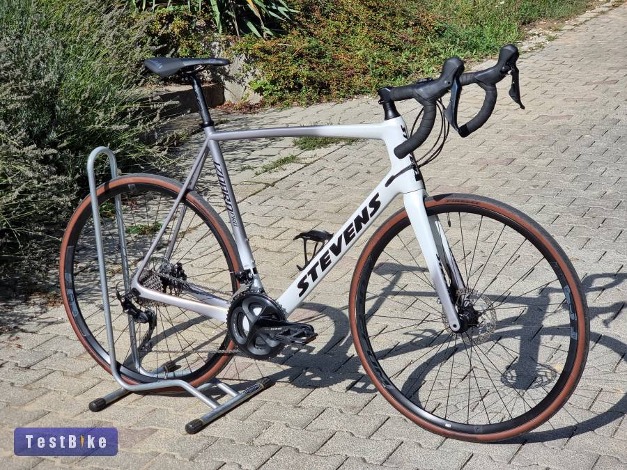 Újsz. 2022 Stevens karbon outi Shimano 105 hydro Fulcrum 