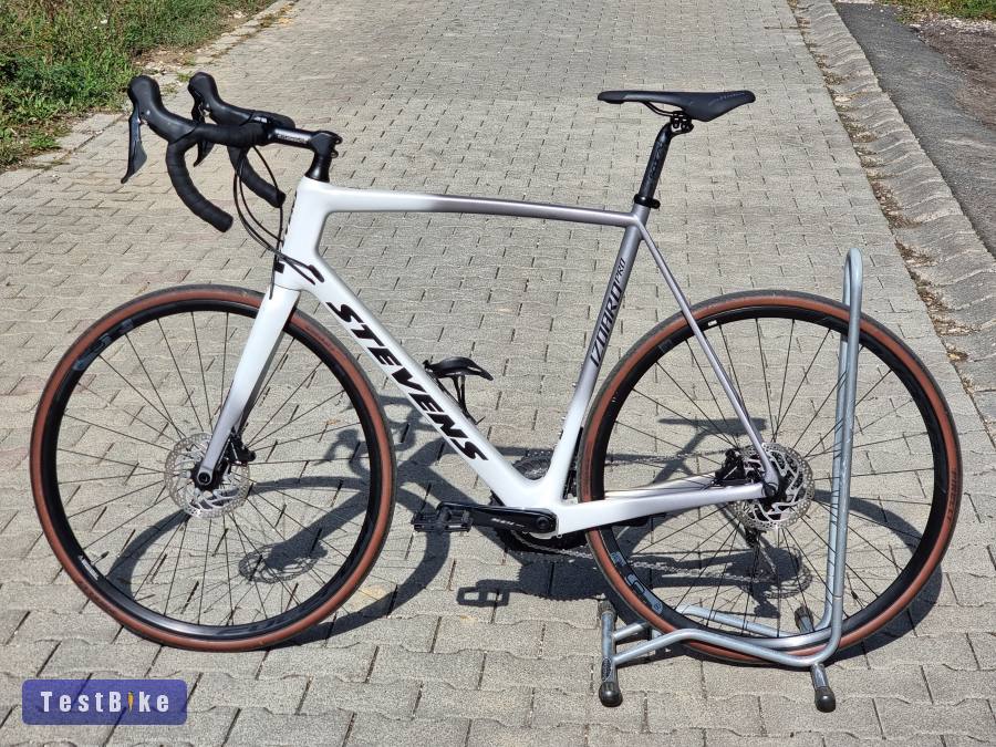 Újsz. 2022 Stevens karbon outi Shimano 105 hydro Fulcrum 