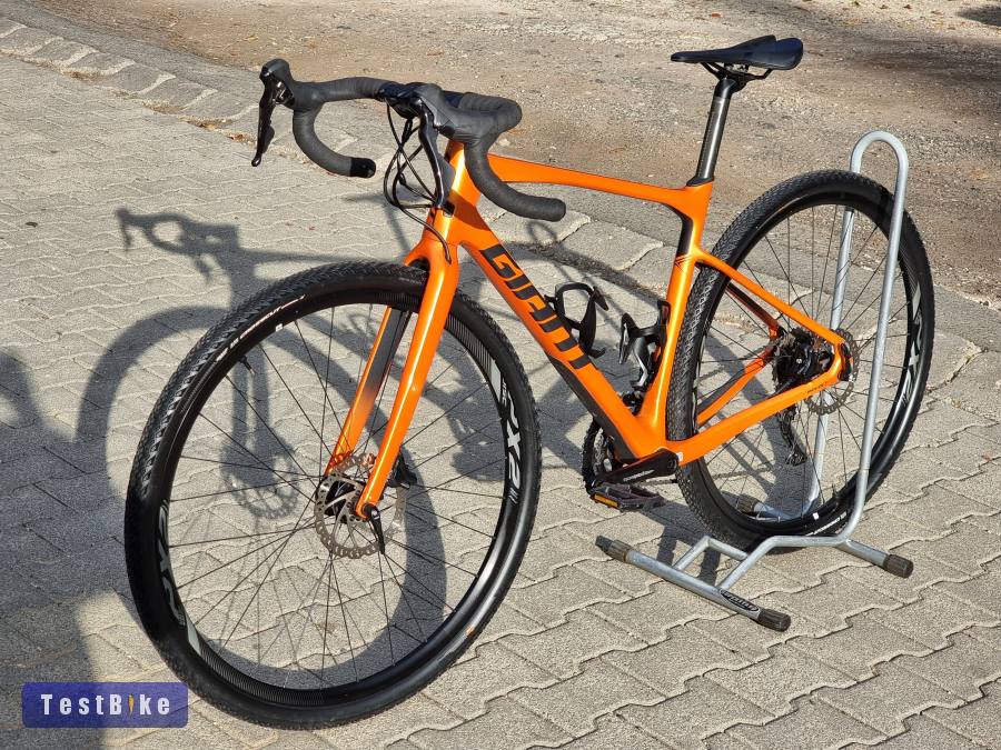 Újsz. felső kat. karbon Giant Revolt Advanced Shimano 105 