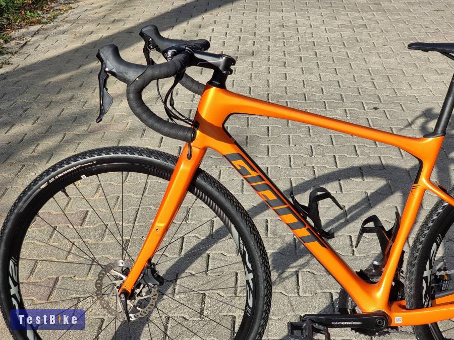 Újsz. felső kat. karbon Giant Revolt Advanced Shimano 105 