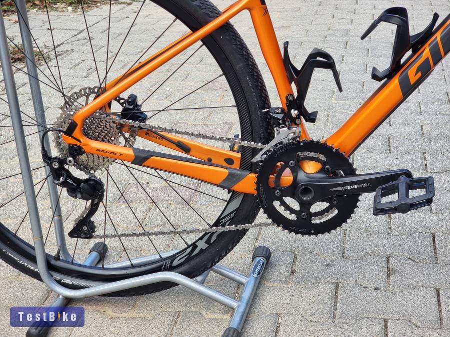 Újsz. felső kat. karbon Giant Revolt Advanced Shimano 105 