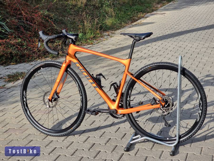 Újsz. felső kat. karbon Giant Revolt Advanced Shimano 105 