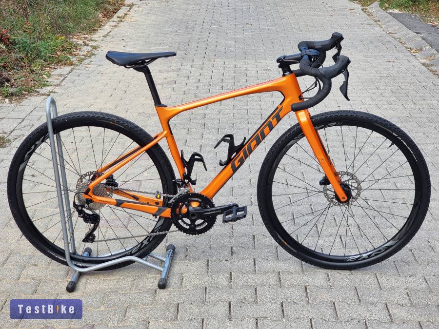 Újsz. felső kat. karbon Giant Revolt Advanced Shimano 105 