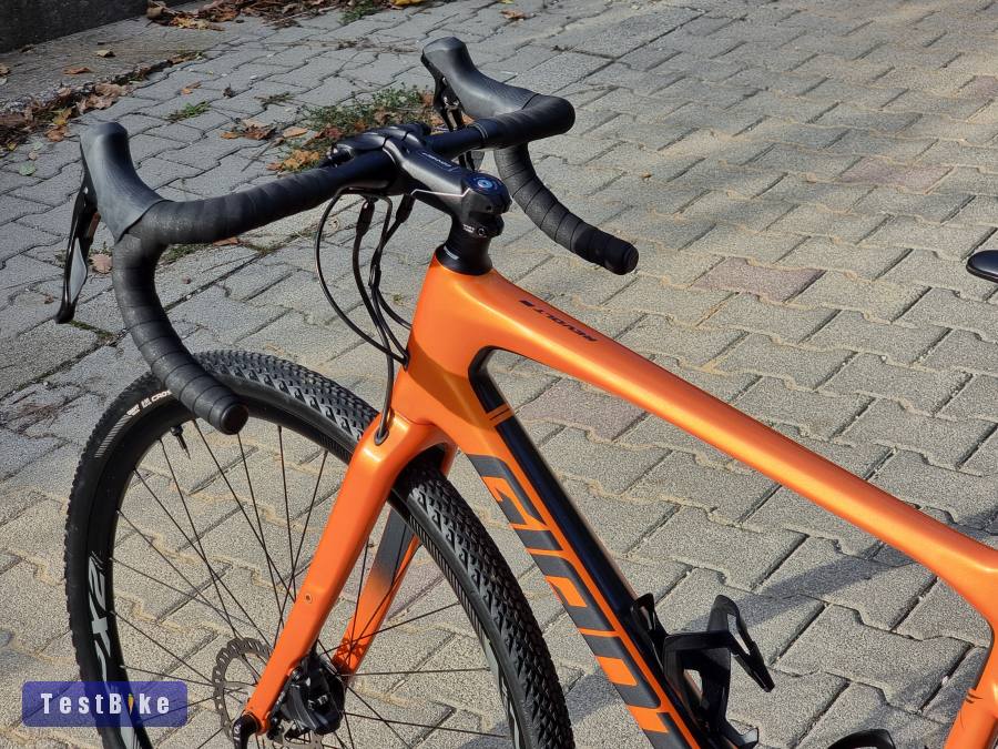 Újsz. felső kat. karbon Giant Revolt Advanced Shimano 105 