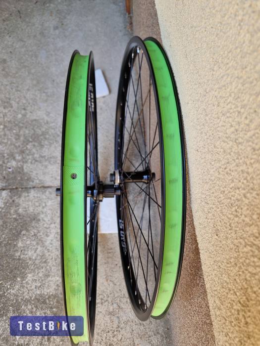 Újszerű Shimano 27,5 Boost, 12s Micro-Spline kerékszett