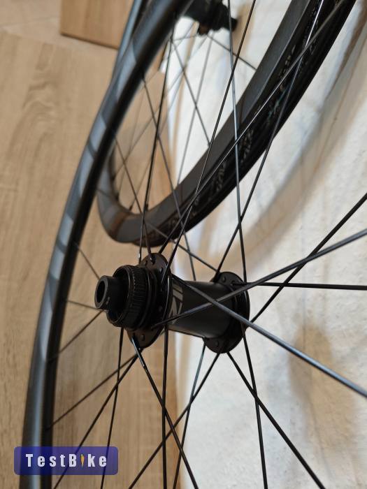 Újszerű Zipp 303 Firecrest karbon kerékszett 28"