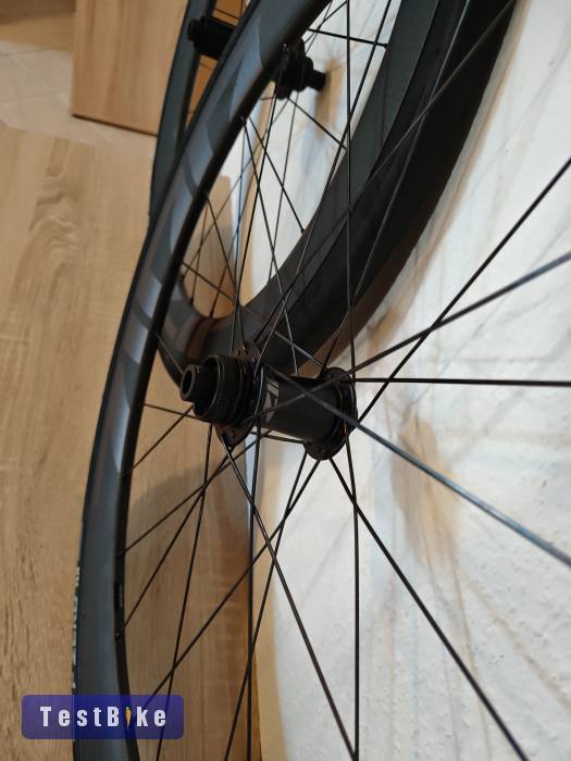 Újszerű Zipp 404 Firecrest karbon kerékszett 28"