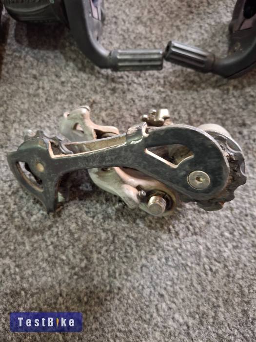 Váltókarok és hátsó váltó.