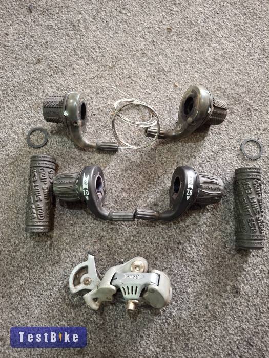 Váltókarok és hátsó váltó.