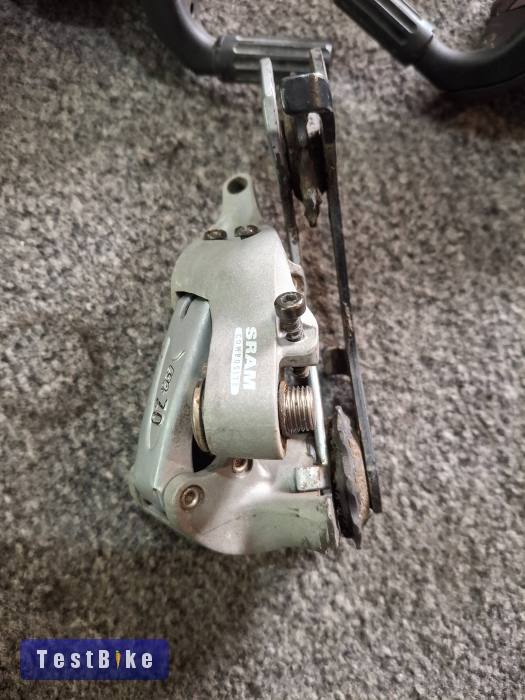 Váltókarok és hátsó váltó.