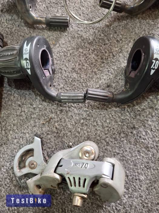 Váltókarok és hátsó váltó.