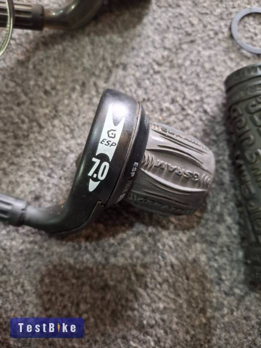 Váltókarok és hátsó váltó.