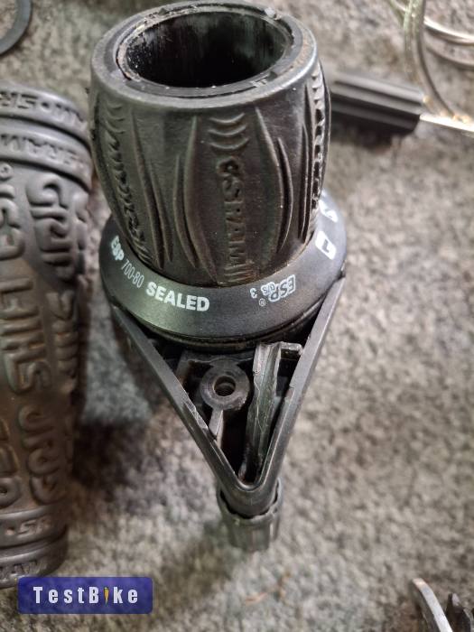 Váltókarok és hátsó váltó.