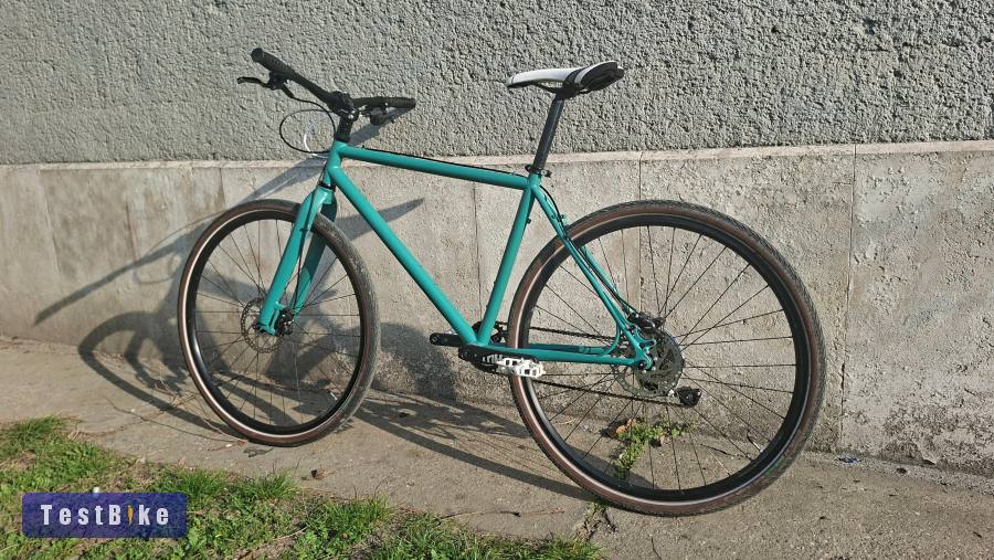 Városi tárcsafékes kerékpár új alkatrészekkel