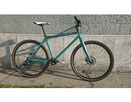 Városi tárcsafékes kerékpár új alkatrészekkel