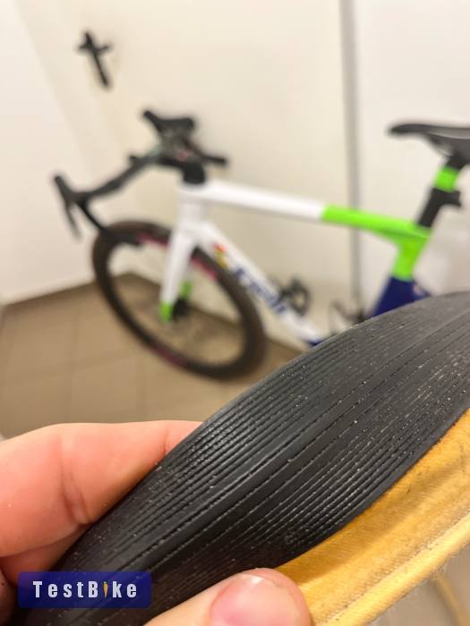 Vittoria Corsa Graphene 2.0 700x30c és 2db Conti tube belső 