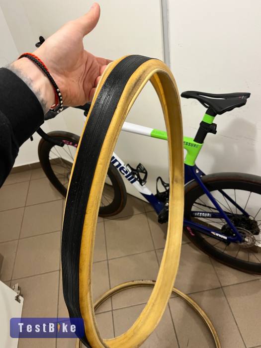 Vittoria Corsa Graphene 2.0 700x30c és 2db Conti tube belső 