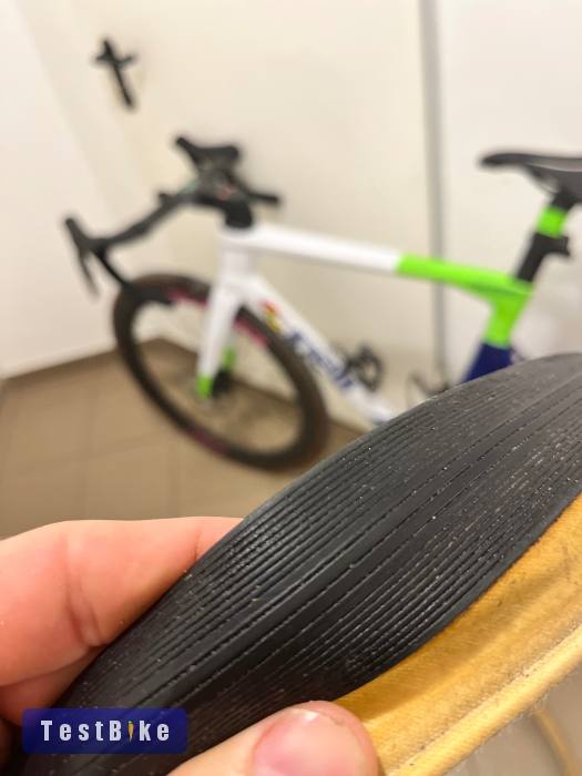 Vittoria Corsa Graphene 2.0 700x30c és 2db Conti tube belső 