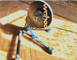 Wahoo Kickr V5 okosgörgő emelkedő szimulátor és ventillátor