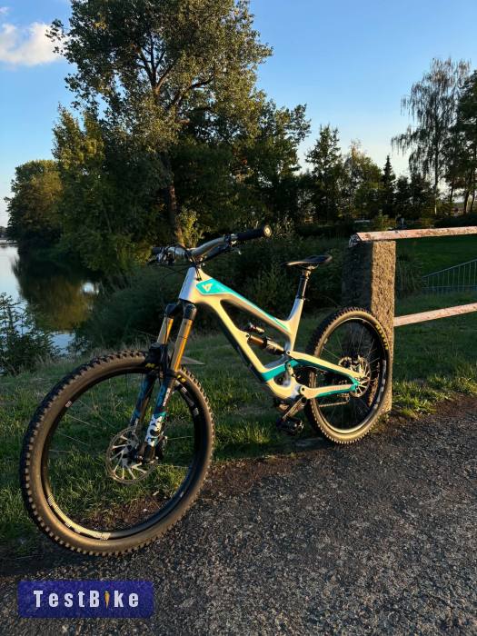 YT Capra CF Pro Race