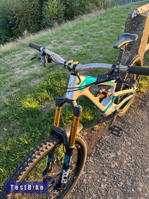 YT Capra CF Pro Race