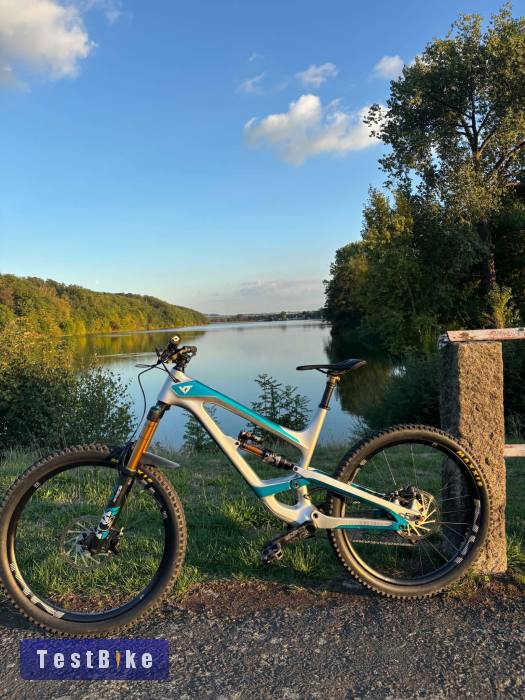 YT Capra CF Pro Race