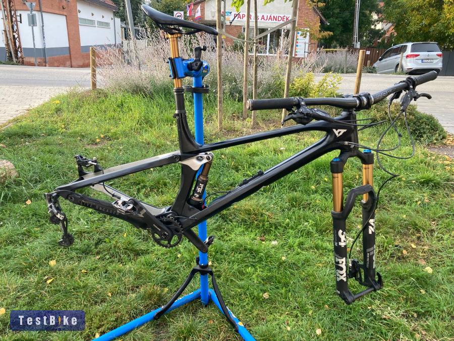YT Izzo Pro Race karbantartott full karbon gép
