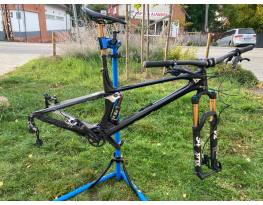 YT Izzo Pro Race karbantartott full karbon gép