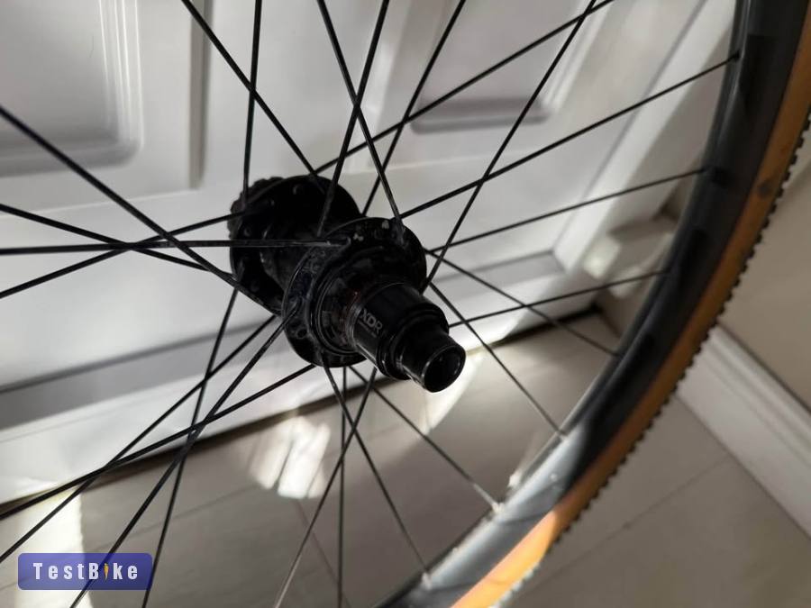 Zipp303S karbon kerékszett,XDR freehub,centerlock,felgumizva